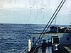 Le navire sur la mer démontée; tempête en mer; gros tangage sur le pont; vagues qui grimpent sur le navire; puis coucher de soleil