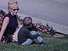 Dame et son jeune garçon regardent les cygnes sur le lac du site de l'Expo 67