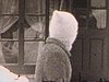 Trois jeunes filles jouent dans la neige avec un chien, elles montent sur le toit d'une remise enneigée