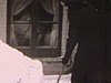 Chien qui fait le beau; filles qui pellettent et balaient la neige; un homme sort le cheval de l'écurie et le fait marcher