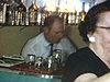 Monsieur derrière son bar; il prépare ses drinks