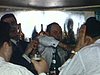 Couples dansent et on prépare des drinks au bar; on s'amuse, on prend un coup autour du bar