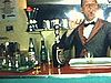 Party au sous-sol; barman au bar
