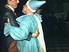 Party au sous-sol;  tarte à la crème dans la figure d'un des hommes costumés; d'autres costumés à chapeaux de paille qui passent le balai et nettoient les dégats