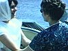 Sortie des employés du salon de coiffure: toutes les filles sont sur le yacht et dansent le rock'n'roll sur le capot du yacht; le bateau s'éloigne