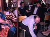Noël: enfants assis autour de l'arbre de Noël; distribution et remise des cadeaux aux adultes qui déballent (un baromètre); les enfants aident les parents à déballer