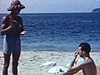 Sur la plage, madame huilée se fait bronzer avec des amies, arrivée d'un vendeur local - Acapulco