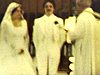 Cérémonie de mariage: images floues, mariés tous deux en blanc, invités, grand-parents remontent l'allée, sortie de l'église et départ pour la réception
