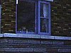 Vue extérieure d'une maison avec enfants à la fenêtre