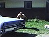 Madame se fait bronzer dehors sur sa chaise longue, au chalet, elle pose assise sur l'auto