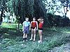 Enfants et famille autour du chalet, l'été