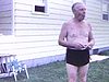 Famille au chalet l'été, amusements dans la cour, taquineries, les gens se font bronzer sur des chaises longues
