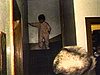 Des enfants descendent l'escalier; on vient de les réveiller pour les cadeaux et ils ont les yeux petits; la grand-mère les suit dans l'escalier