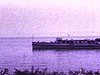 Allemagne (panneau routier), petit bateau de croisière, puis château et village