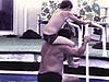 Père avec garçonnet sur les épaules sur le deck de la piscine, lance son fils à l'eau, puis il plonge à son tour. Puis le garçonnet saute à travers la trippe.