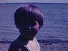 Visage d'enfant sur la plage; puis enfants revenant de la plage du terrain de camping