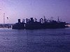 Bateaux de guerre en rade; des jeunes femmes avec des marins sur le pont