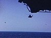 ManÅuvres sur le porte-avion: hÃ©licoptÃ¨res qui dÃ©collent, jets, exercice de ravitaillement en vol, exercice de sauvetage en mer, vols en escadrilles
