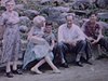 Camp Coeur Joie (colonie de vacances); la famille pose devant un sanctuaire; le petit embrasse sa mère;  le lac