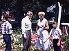 La famille pose devant la très belle maison avec beau jardin autour