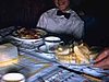 Assiette de spaghetti et frites; jeune garçon se pourlèche les babines (nourriture)