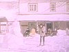 Hiver; ski de fond, départ de l'auberge; les gens mettent leurs skis et bagages dans la voiture: départ en automobile