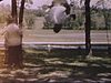 Hommes sur une balançoire entre deux arbres, font des acrobaties «chin up« exercices.
