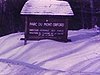 Parc du Mont Orford en hiver; chalet de ski alpin (stationnement); automobiles en avant-plan et skieurs derrière; T-bar et quelques descentes