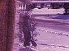Hiver; ski de fond en ville dans la rue, en face de la maison; krazy Karpett et mini-skis en plastique 