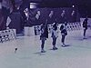 Patinoire intérieure 1975; parade en patins, genre majorettes; spectacle de patin artistique: petit garçon, groupe de filles, fille solo, groupe d'enfants, duo, âne sur patins; Ice Capades des pauvres