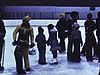 Plein d'enfants qui patinent avec le père Noël et le club de hockey Les Hobos