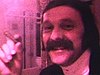 Mononcle à grosses moustaches des années 70 en gros plan; fume un cigare
