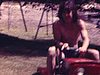 Jeune homme (adolescent) qui se promène avec le tracteur à gazon
