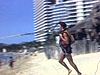 Baie d'Acapulco; tour de parachute à corde au bord de la plage; ski nautique; un cochon sur la plage; grosses vagues sur la plage (beaux plans rapprochés)