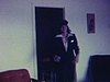 Adolescent dans sa chambre, en habit, fumant le cigare; dehors, il part en grosse automobile (en fait il avance et recule et sort de l'auto); fait le drôle (rigolo)