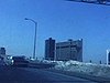 Montréal; pancarte routière qui annonce le pont Jacques-Cartier; on est en automobile et on traverse le pont (beau plan); Loto-Québec (coin Berri / Ontario)