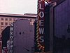 Montréal; plans urbains: Rue Ste-Catherine, cinéma Loews (Little Big Man avec Dustin Hoffmann), coin Metcalfe, Cinéma Pigalle (Jeune fille bien sous tous rapports et Mon nom est femme) (beaux plans)