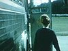 Belle vue d'une femme qui monte dans l'autobus (beau plan)