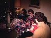 Noël; sapin décoré au salon; famille réunie (moustaches 70's)