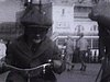 Bord de mer; un voilier sur l'eau (Atlantic City?); deux enfants dans une carriole en osier; vues de plusieurs rues animées filmées à partir du cheval (image cahoteuse)
