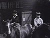 Camp d'été; équitation; enfants à cheval près de l'écurie; départ en randonnée