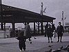 Atlantic City; de jeunes garçons déambulent sur le boardwalk