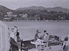 Père et enfants sur le quai en costumes de bain camisoles; petite plage de lac avec estivants; vues des baigneurs et du bord du lac