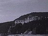 Manoir richelieu vu du fleuve; chantier en construction; prêtre qui gesticule; quelqu'un filme (beau plan de caméra); manoir vu du fleuve et estuaire