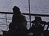Sur le bateau: des gens assis sur des chaises transat s'amusent avec des ballons (ballounes)