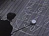Partie de shuffleboard sur le pont du bateau; on déambule en famille sur le pont.