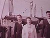 Sur le pont du bateau; quelques gros plans de passagers (enfants, femmes et hommes); un monsieur embrasse une petite fille: il tient une caméra 16mm.