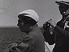 Sur le pont du bateau: le capitaine filme celui qui filme (caméra) Très beau plan très intéressant et utile