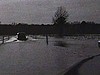Très beaux plans d'une route inondée avec automobiles des années 30 qui circulent (catastrophe)