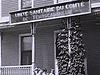 Abitibi; village de colons; écriteau devant maison: unité sanitaire du comté de Témiscamingue; trois enfants sur le perron (scènes d'histoire intéressantes)